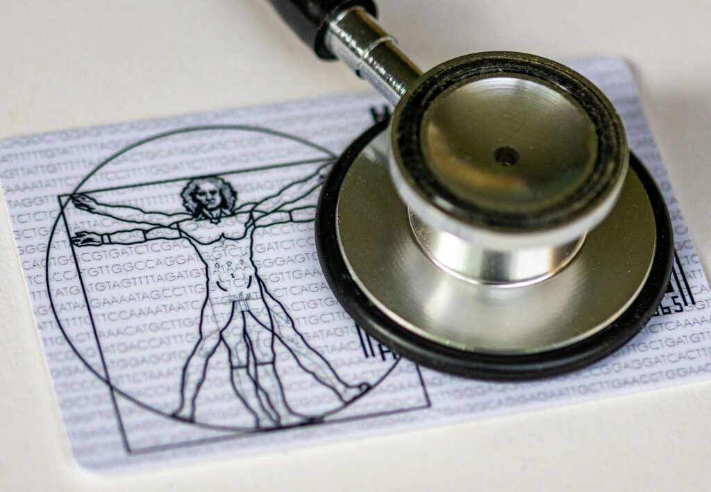 Stethoskop auf Karte mit menschlicher Anatomie und DNA Code