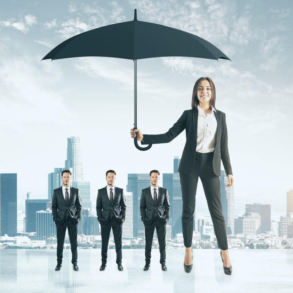 Geschäftsfrau mit Regenschirm schützt Männer vor Skyline.