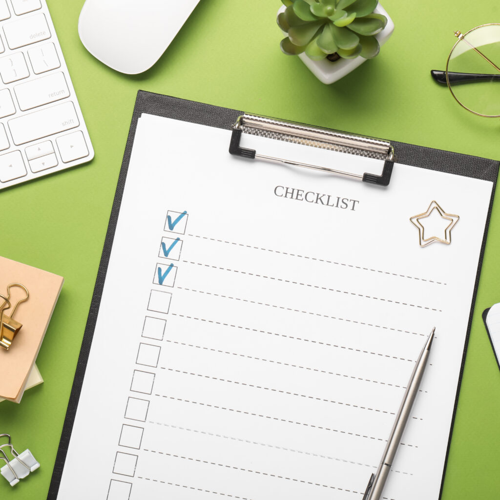 Checkliste auf Klemmbrett am Schreibtisch