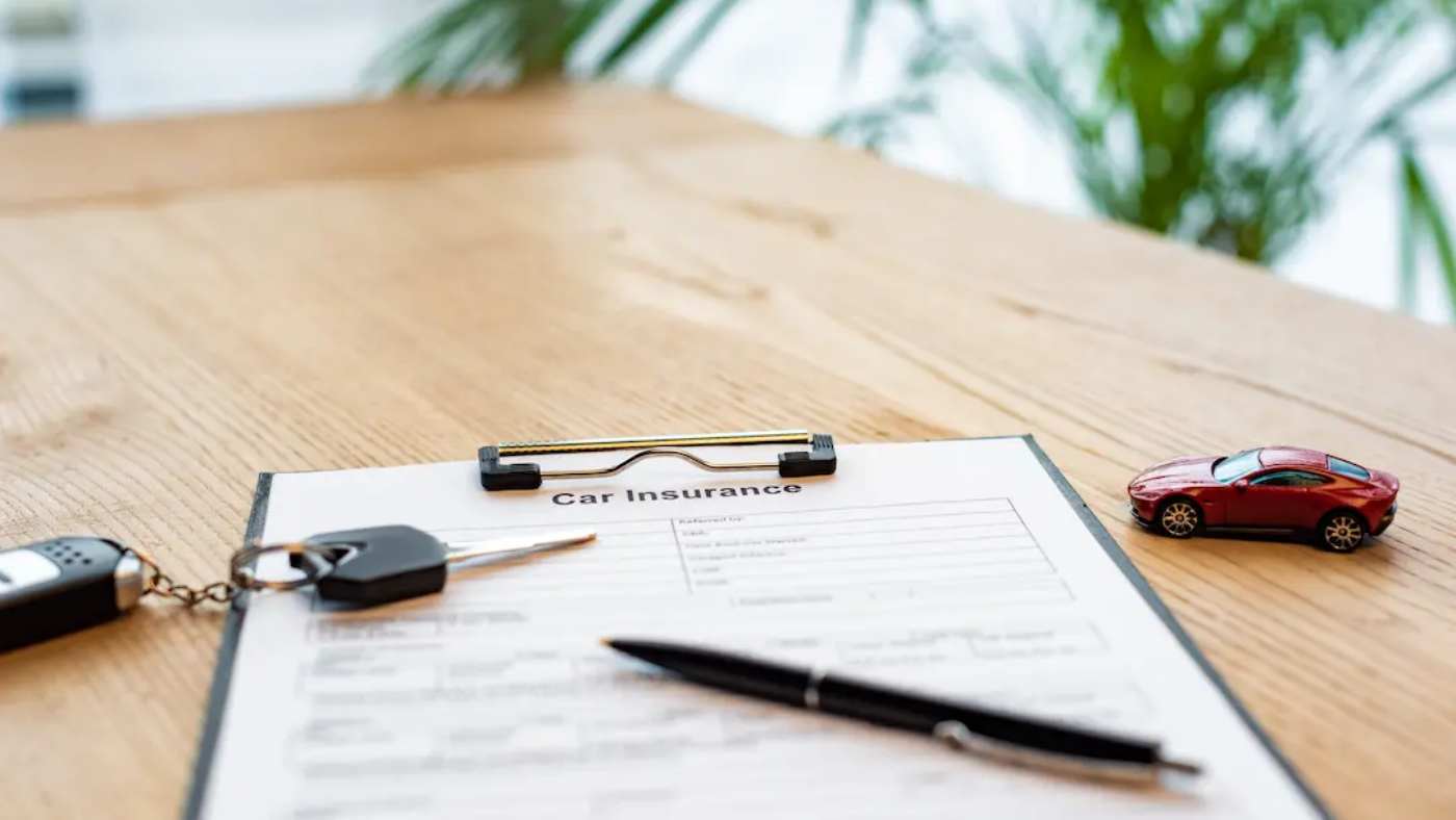 Autoschlüssel und Versicherungsformular auf einem Tisch.