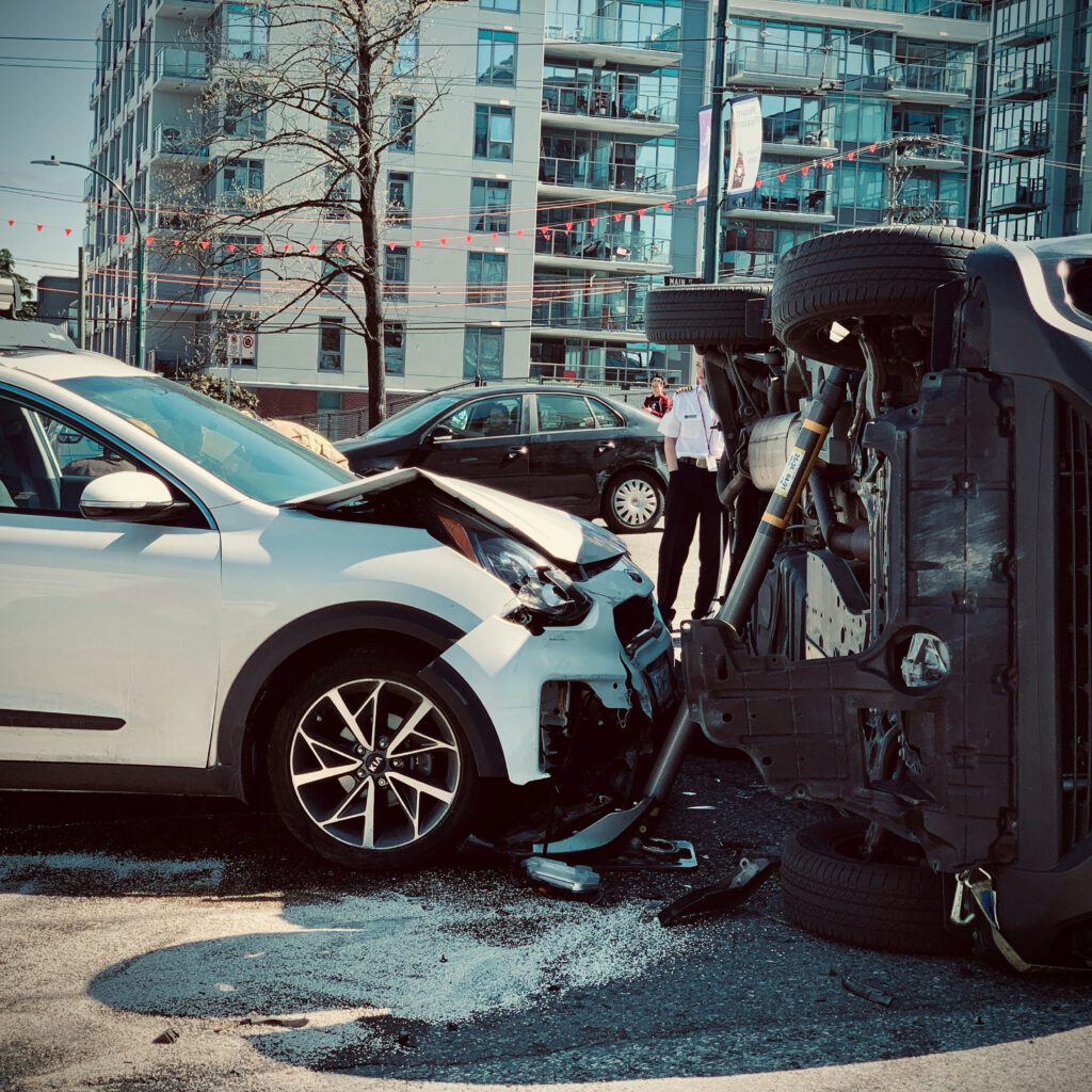 Schwerer Verkehrsunfall in der Stadt mit umgekipptem Fahrzeug und beschädigtem PKW auf der Straße